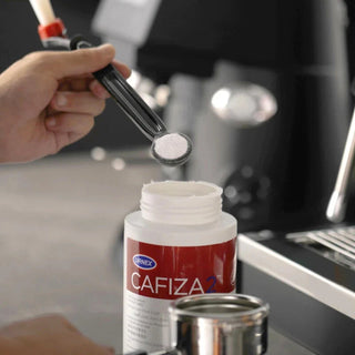 Cafiza2 powder in use during commercial machine backflush